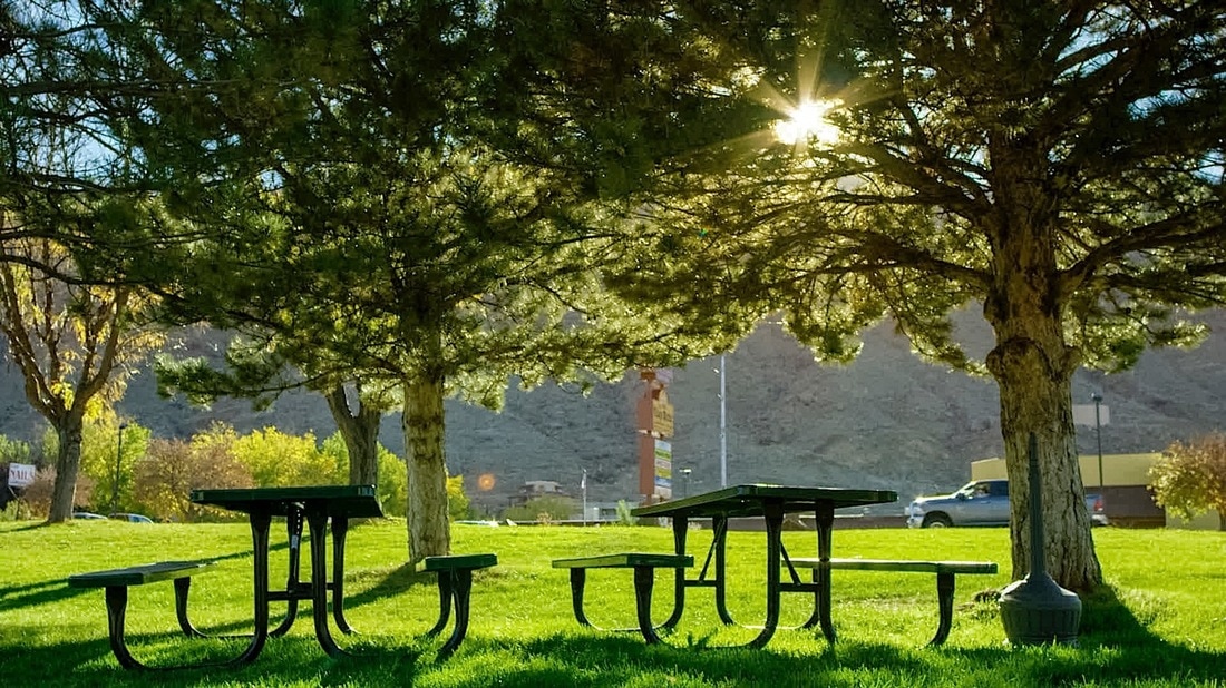 Outdoor Picnic Area at Moab Valley Inn